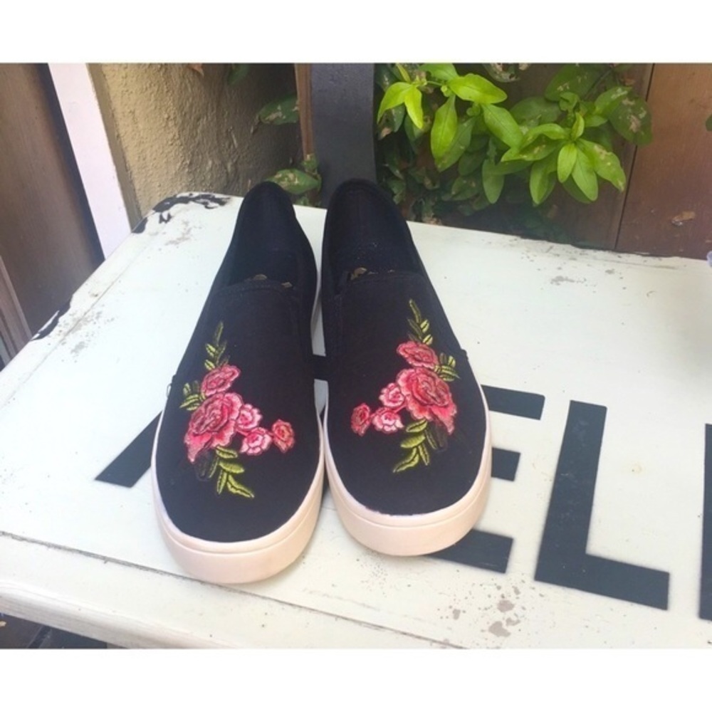 New Flower Embroidered Slip-on Sneaker